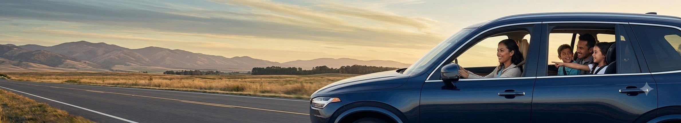 Auto circulando por una ruta al atardecer